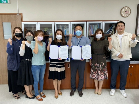 NSP통신-3일 오산시 환경보전시민위원단과 오산남부장애인주간보호센터 관계자들이 업무협약 후 기념촬영을 하는 모습. (오산시)