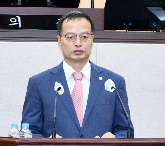 NSP통신-제201회 여수시의회 정례회에서 송하진 의원이 발언하고 있다. (여수시의회)