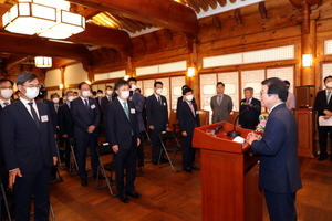 [NSP PHOTO][동정]박병석 국회의장, 국회 소속기관 관계자들과 인사