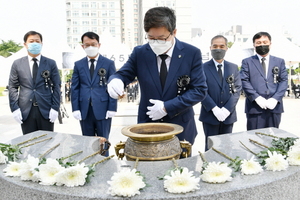 [NSP PHOTO]염태영 수원시장, 제65회 현충일 추념식 참석