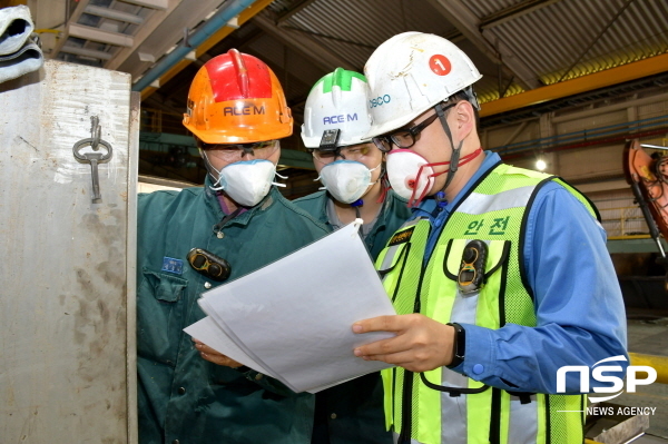 NSP통신-일일 안전관리자(오른쪽)가 1제선공장 작업현장을 점검하고 있다. (포항제철소)