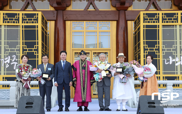 NSP통신-경주시 제13회 경주시민의 날 기념식 단체사진. (경주시)