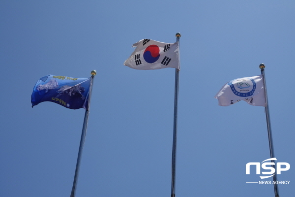 NSP통신-울릉중학교는 8일 개교 이래 처음으로 전교생,교직원, 학부모 등 이 참석해 교기를 게양했다. (울릉교육지원청)