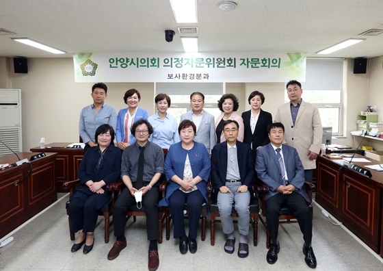 NSP통신-안양시의회 보사환경위원회와 안양시 한의사회 관계자들이 5일 열린 간담회 후 기념촬영을 하고 있다. (안양시의회)