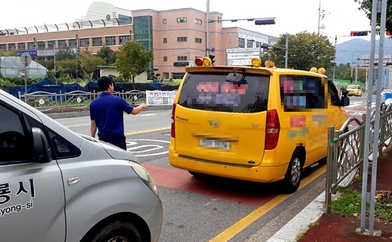 NSP통신-▲계룡시가 관내 초등학교 어린이보호구역 내 불법주정차 주민신고제를 운영한다. (계룡시)