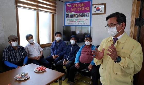 NSP통신-▲노박래 군수가 재개관한 경로당을 차례대로 방문했다. (서천군)