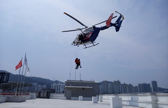 NSP통신-▲대전시 소방본부 119특수구조단이 헬기인명구조 훈련을 실시했다. (대전광역시)
