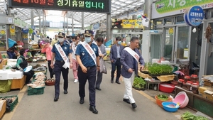 [NSP PHOTO]영덕경찰서, 영해 5일장서 지역 경제 활성화 캠페인 및 장보기 행사 가져