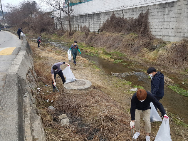 NSP통신-용인도시공사 교통약자지원팀 직원들이 하천에 쌓인 폐기물을 수거하며 주변환경 정비를 하고 있다. (용인도시공사)