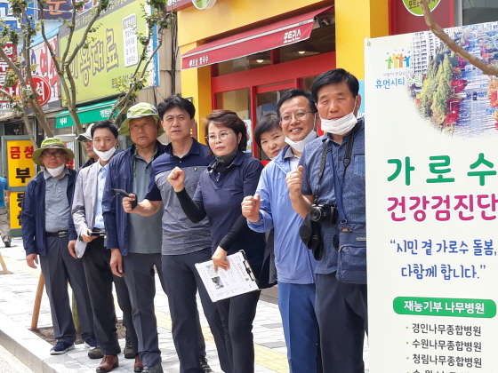 NSP통신-10일 김미경 위원장(오른쪽 네번째)이 관계자들과 가로수 현장점검을 하고 기념촬영을 하고 있다. (수원시의회)