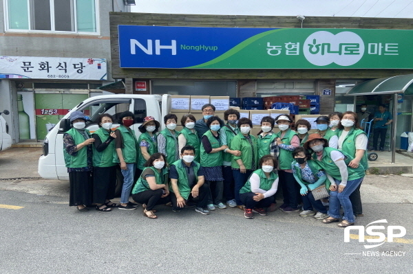 NSP통신-영양군 새마을지도자 석보면협의회와 석보면 새마을부녀회는 12일 코로나19 극복을 위한 소외계층 간식나눔행사를 개최했다. (영양군)