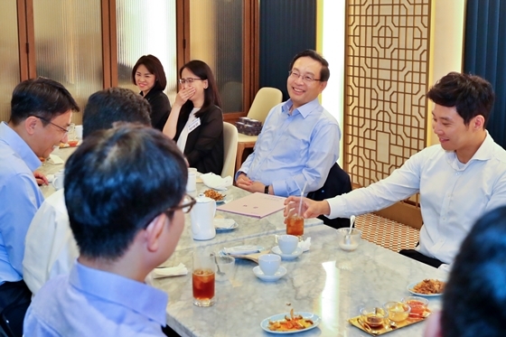 NSP통신-손태승 회장(오른쪽에서 2번째)이 우리자산운용 및 우리글로벌자산운용 직원들과 점심식사 후 담소를 나누고 있다. (우리금융그룹 제공)