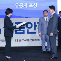 [NSP PHOTO]이창환 동서 회장, 식품안전의 날 동탑산업훈장 수상