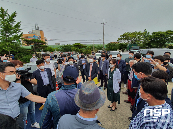 NSP통신-월성원전 지역실행기구 위원을 일부 양남면 주민들이 저지하며 진입을 방해하고 있는 모습. (권민수 기자)