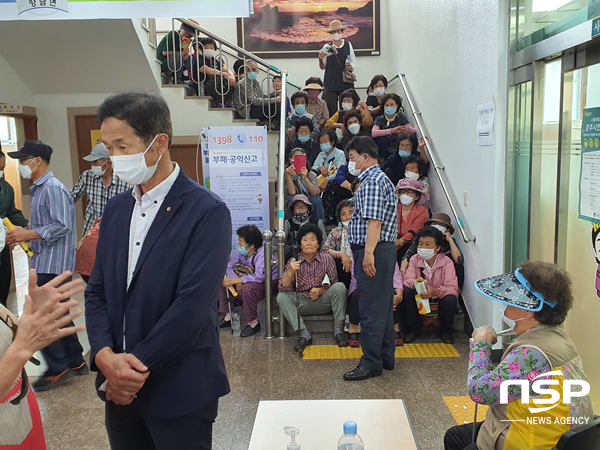 NSP통신-고령의 할머니들을 이용해 양남면행정복지센터 회의실 진입계단을 점령한 모습. (권민수 기자)