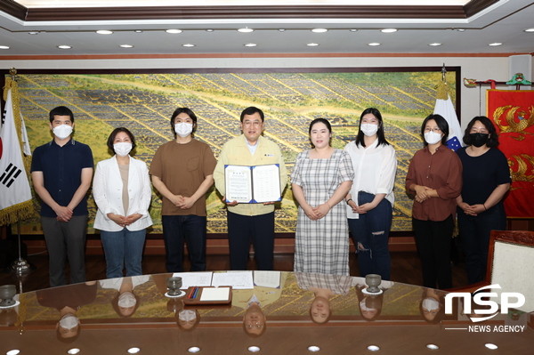 NSP통신-경주시 황리단길 청년기업가들 주낙영 경주시장 감사 인사 전달 모습. (경주시)