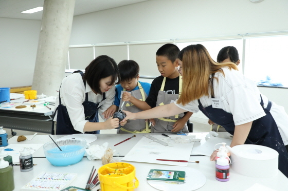 NSP통신-대학생들이 현장실습에서 아이들에게 미술을 가르쳐주고 있다. (수원시립미술관)