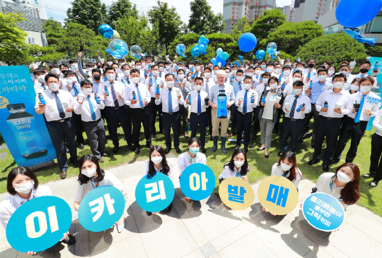 NSP통신-본사직원들이 이카리아 발매 기념 사진촬영을 하고 있다 (동아오츠카 제공)