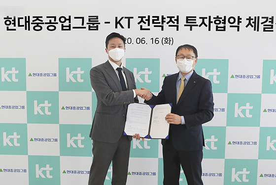 NSP통신-협약식이 끝난 후 KT 구현모 대표(사진 오른쪽), 현대중공업지주 정기선 경영지원실장이 기념촬영을 하고 있다. (KT)