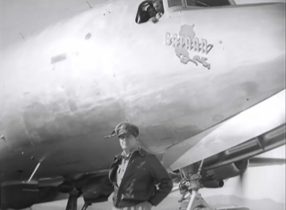 NSP통신-1950년 6월 29일 수원비행장에 도착한 맥아더 총사령관 모습. (수원시)