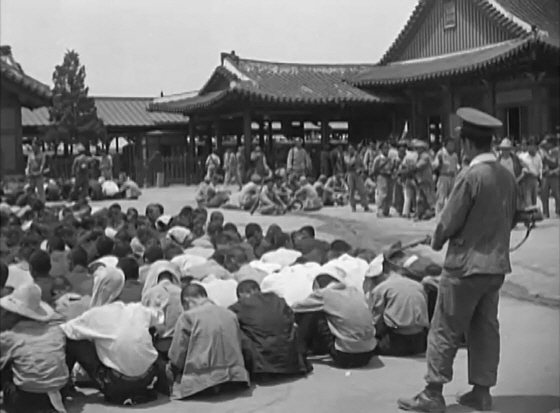 NSP통신-1950년 7월 1일 이감을 위해 수원역 앞에서 대기 중인 정치사상범들 모습. (수원시)