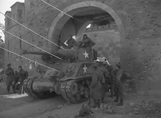 NSP통신-1951년 1월 28일 수원을 재탈환한 뒤 미군 탱크가 수원화성 장안문을 통과하고 있는 모습. (수원시)