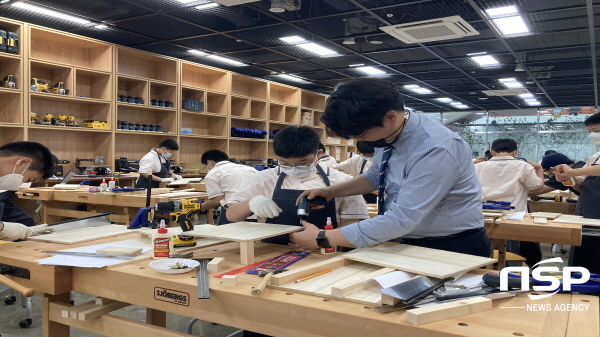 NSP통신-경상북도교육청은 지난 16일부터 오는 11월 26일까지 구미 경북새마을운동테마공원 글로벌관 내에 구축한 경상북도 교육청 메이커교육관에서 도내 학생을 대상으로 1일 메이커체험교실을 운영한다고 17일 밝혔다. (경상북도교육청)