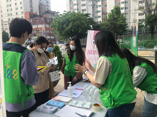 NSP통신-시흥시학교밖청소년지원센터의 검정고시 현장응원 모습. (시흥시)