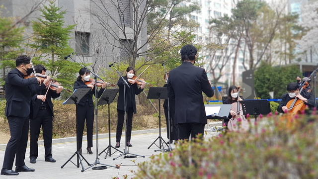 NSP통신-광교산 자이아파트에서 우리동네 발코니 음악회가 진행되고 있다. (용인문화재단)