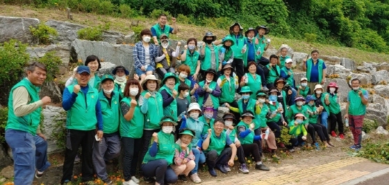 NSP통신-18일 유엔군초전기념관 주변에서 환경정화 활동을 전개한 오산시새마을 남·여 지도자들이 기념촬영을 하고 있다. (오산시)