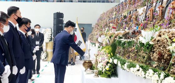 NSP통신-20일 경기 이천 서희청소년문화센터에서 김원기 부의장이 이천 물류창고 화재 희생자 합동 영결식 참석해 헌화와 분향을 하며 고인의 명복을 빌었다. (경기도의회)