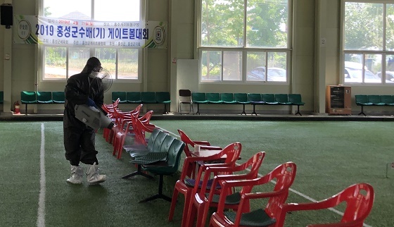 NSP통신-▲홍성군이 실내 공공체육시설 15개소에 대한 코로나19 자체 방역활동에 나섰다. (홍성군)