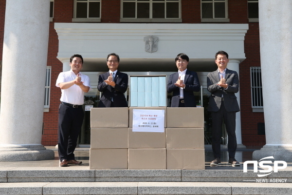 NSP통신-계명대 최재백 학생이 재학생들을 위해 써 달라며 마스크 1만장을 학교에 기부했다(왼쪽부터 계명대 대외협력팀 주성현 선생님, 하영석 경영부총장, 최재백 학생, 김경환 대외협력팀장) (계명대학교)