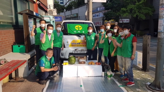 NSP통신-22일 철산4동 행정복지센터 앞에서 자율방역단 발대식이 열린 가운데 관계자들이 기념촬영을 하고 있다. (광명시)