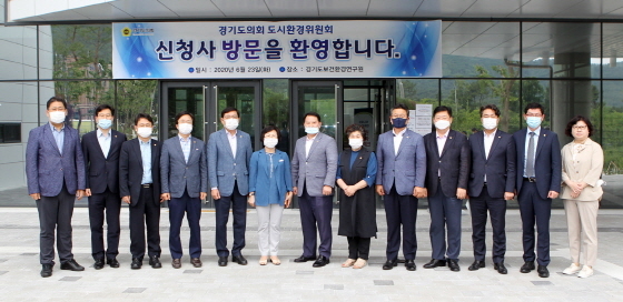 NSP통신-23일 박재만 경기도의원이 경기도보건환경연구원 신청사 현장을 방문한 가운데 관계자들과 기념촬영을 하고 있다. (경기도의회)