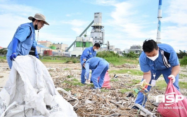 NSP통신-포스코케미칼 임직원들이 청림동 해변에서 환경정화 봉사활동을 하고있다. (포스코케미칼)