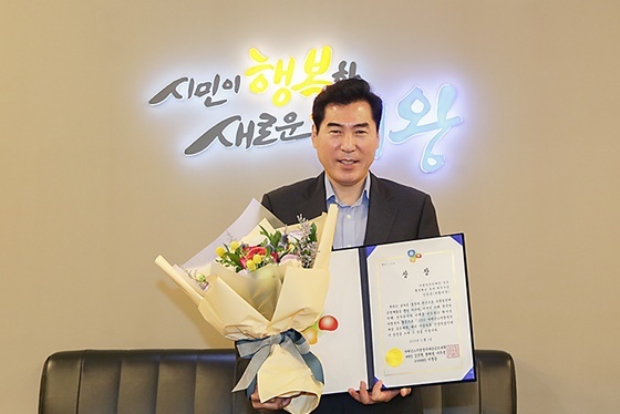NSP통신-김상돈 의왕시장이 24일 서울 국회의원회관에서 열린 2020 거버넌스 지방정치대상에서 상을 받고 기념촬영을 하고 있다. (의왕시)
