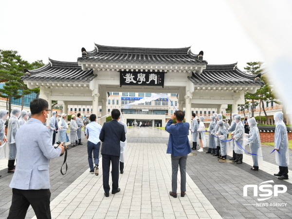 NSP통신-경상북도교육청은 24일 본청 정문에서 초당 이무호 선생, 경상북도의회 교육위원회 곽경호 위원장, 경상북도학교운영위원장연합회장, 교육관계자와 경북교육청 간부 공무원 등 40여 명이 참석한 가운데 敬學門(경학문) 현판식 행사를 가졌다. (경상북도교육청)