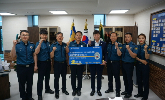 -24일 음주운전자 검거에 기여한 시민 이윤주씨(왼쪽 다섯번째)가 우리동네 시민경찰로 선정된 가운데 유제열 화성동탄경찰서장(왼쪽 네번째)과 경찰관들이 함께 기념촬영을 하고 있다. (