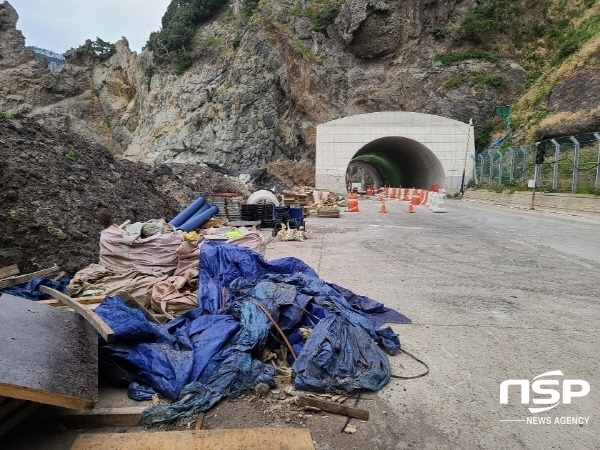 NSP통신-대림산업에서 울릉 남양에서 구암방향으로 피암터널 공사를하며 각종 건설 폐기물을 무단으로 방치하고 있다.