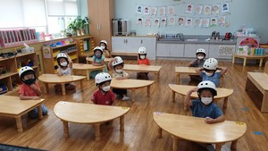 [NSP PHOTO]청도초 병설유치원 유아들의 지진대피훈련 실시