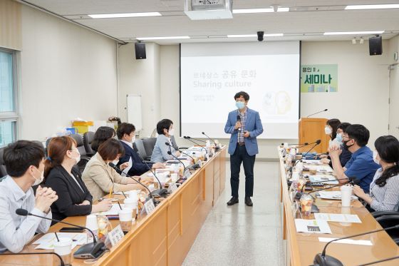 NSP통신-대회의실에서 용인시의회 의원연구단체 김진석 공유도시 용인Ⅱ 대표를 비롯한 회원들과 관계자들이 공유 활성화 세미나에 참석하고 있다. (용인시의회)