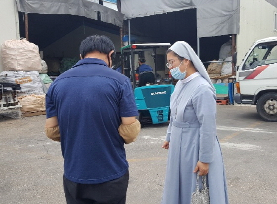 NSP통신-화성시외국인복지센터 관계자가 고용 사업장에 방문해 방역물품 등을 배부하고 있다. (화성시)