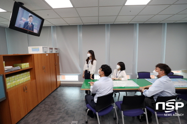 NSP통신-국회사무처 직원들이 김영춘 국회사무총장의 온라인 취임식을 경청하고 있다.