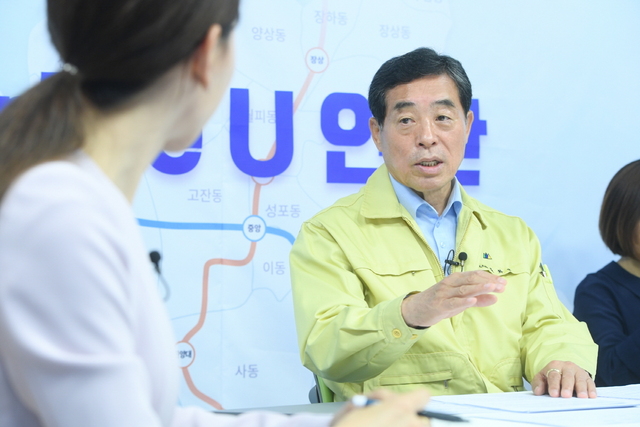 NSP통신-윤화섭 안산시장이 시정방송스튜디오에서 민선7기 2주년 온라인 기자회견을 하고 있다.