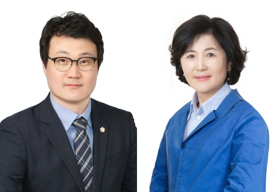 NSP통신-제8대 후반기 의장에 선출된 장인수 의원(왼쪽)과 부의장 김영희 의원. (오산시의회)