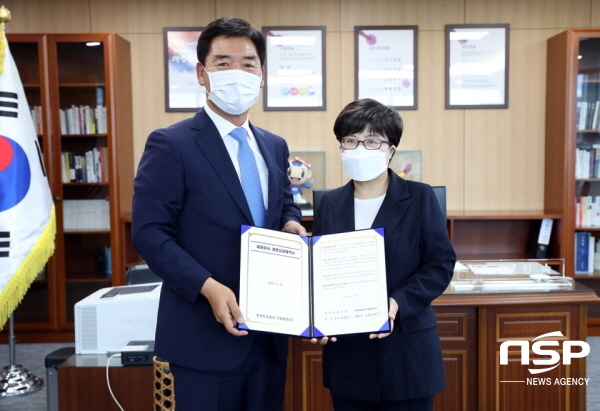 NSP통신-(왼쪽부터)오중기 한국도로공사시설관리 대표, 김진숙 한국도로공사 사장