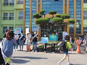 [NSP PHOTO]담양군청소년상담복지센터, 등굣길 학교폭력 예방 캠페인 전개