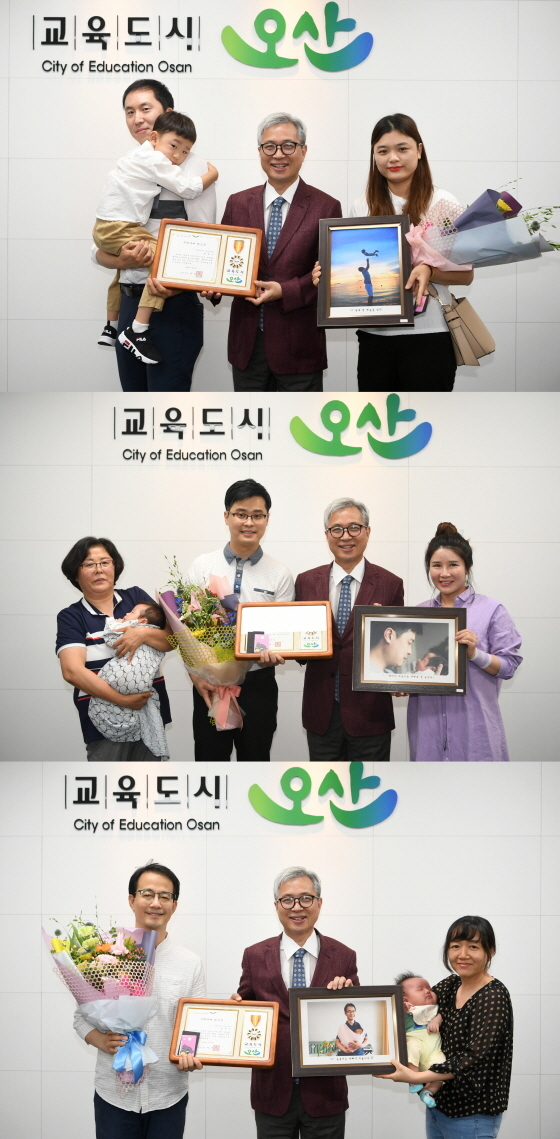 NSP통신-3일 곽상욱 오산시장과 공모전 수상자들이 기념촬영을 하고 있다. (오산시)