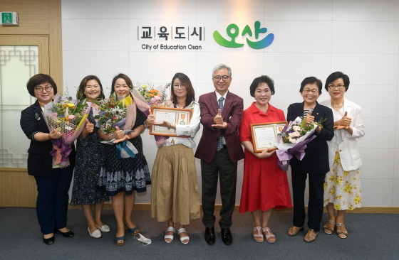 NSP통신-3일 곽상욱 오산시장(오른쪽 네번째)이 양성평등에 기여한 유공자 수상자 및 여성단체협의회 관계자들과 기념촬영을 하고 있다. (오산시)